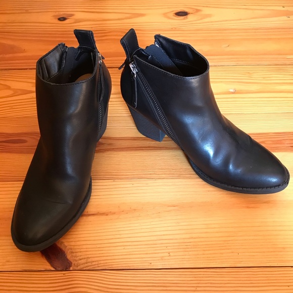 Dolce Vita Black Faux Leather Ankle Zip Boots, EUC, 9.5 - Picture 2 of 11